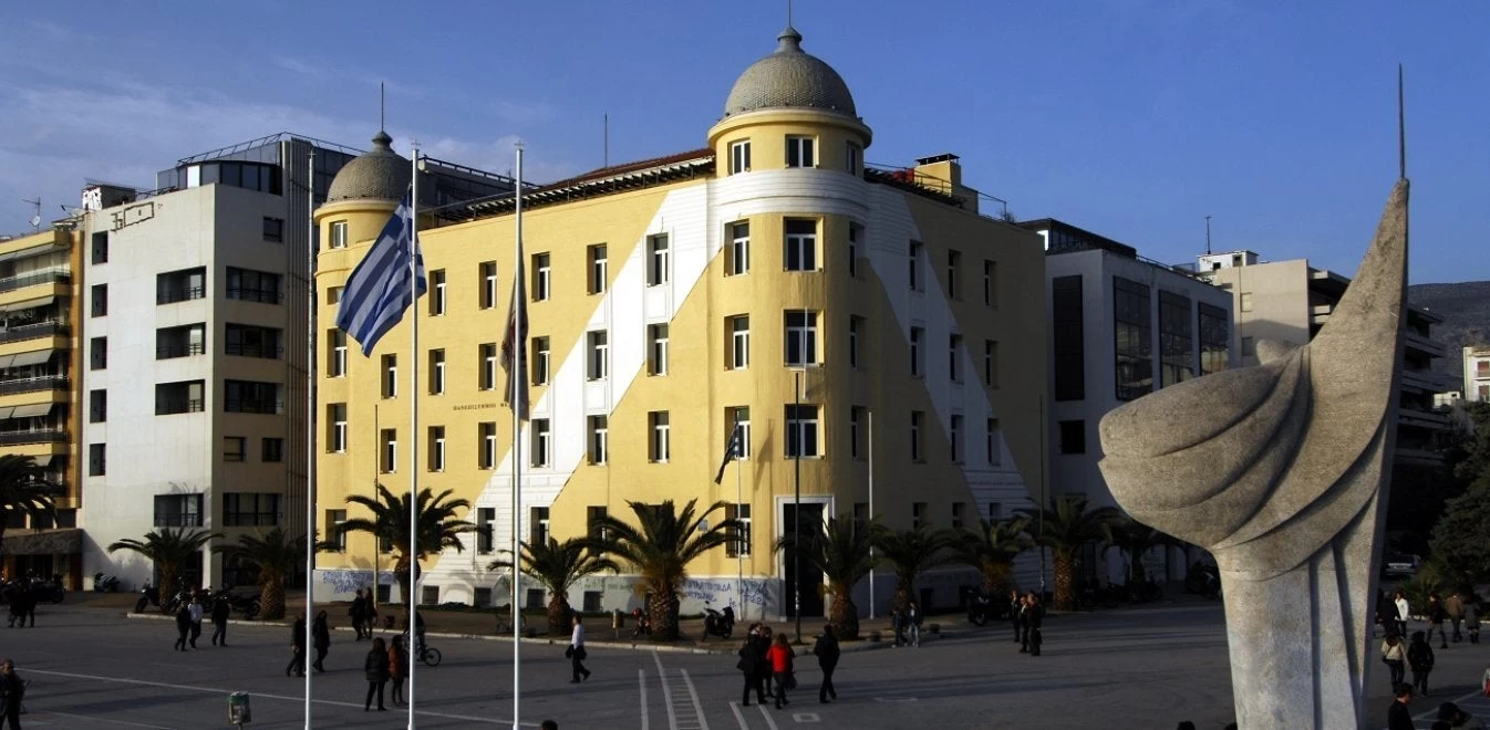Παρακολούθηση από μυστικές υπηρεσίες: Τι καταγγέλλει καθηγητής Πανεπιστημίου